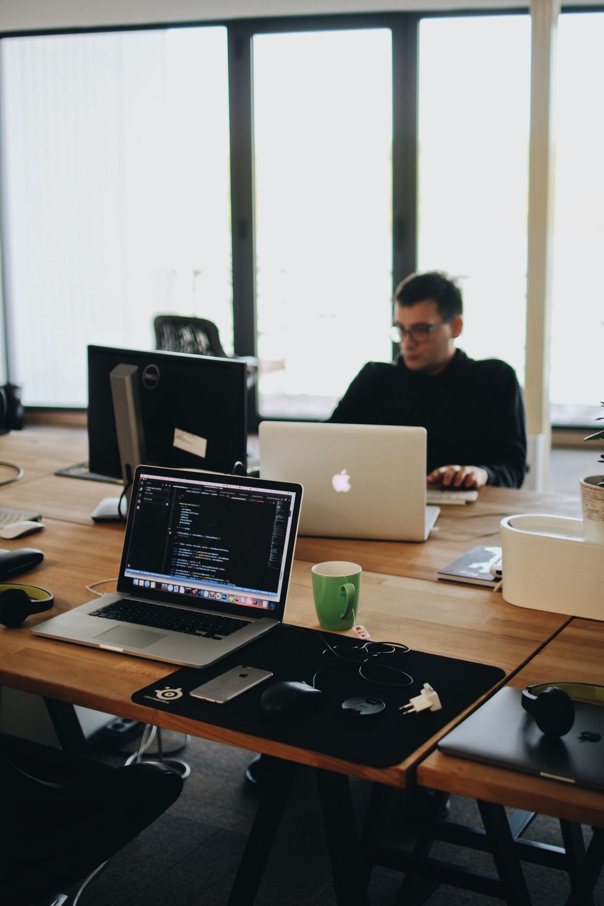 Espacio de trabajo de un desarrollador con código en pantalla